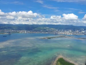 Luchtfoto van Cebu City met kustlijn, zee en brug in de Filipijnen