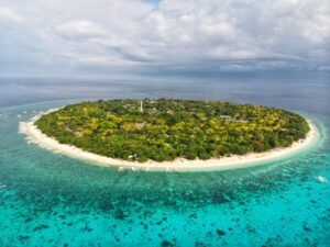 Dronefoto van tropisch eiland met wit strand in Cebu Filipijnen