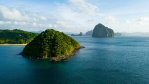 Palmbomen en helderblauwe zee langs de tropische kust van Romblon in de Filipijnen