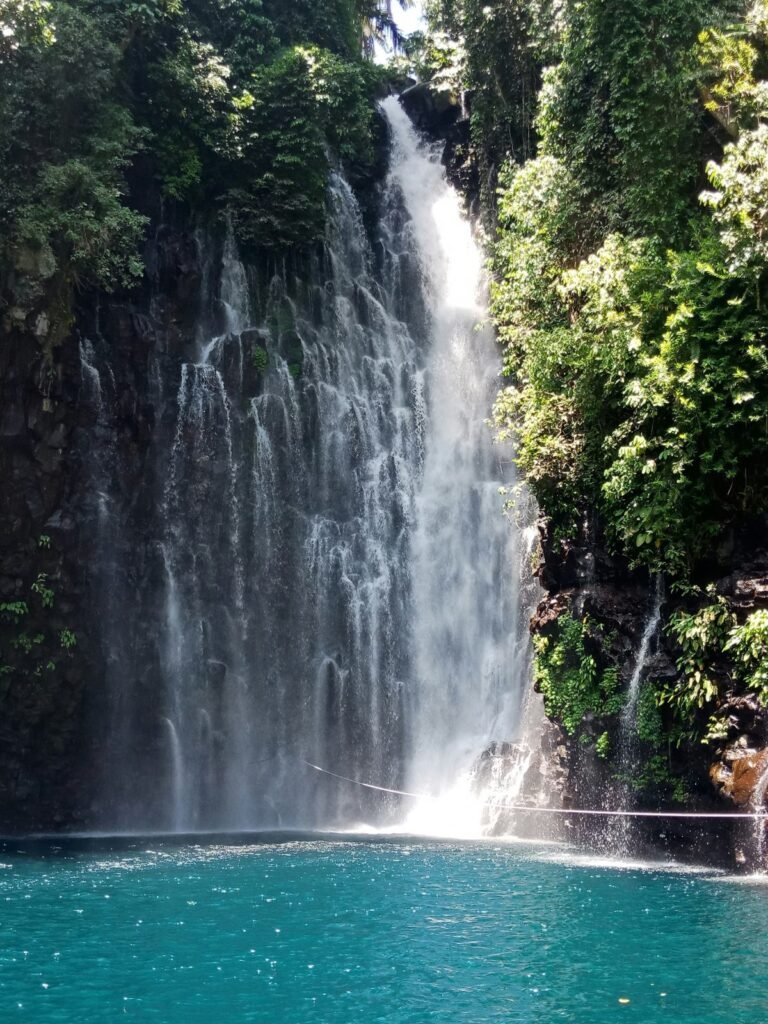 Hoge waterval omringd door tropisch regenwoud in de Filipijnen