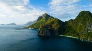 Panoramisch uitzicht over turquoise water en groene eilanden bij Romblon in de Filipijnen