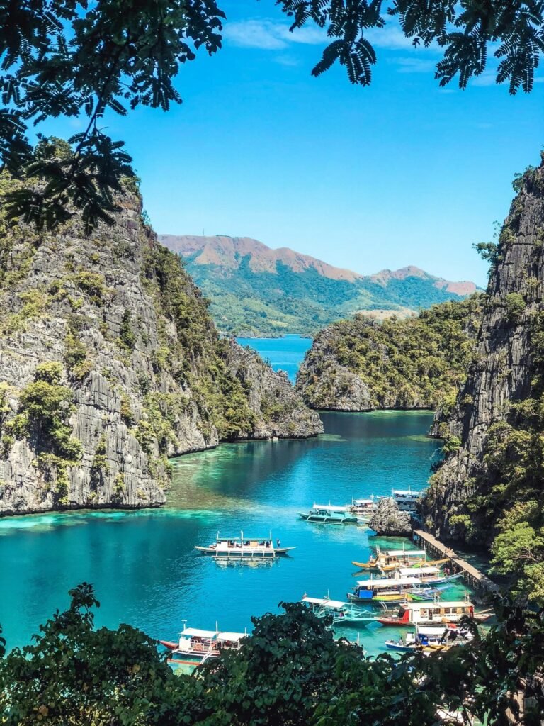 Turquoise lagune tussen kalkstenen kliffen in Coron op Palawan in de Filipijnen