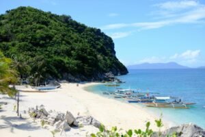 Wit strand en traditionele boten op Panglao Island Filipijnen