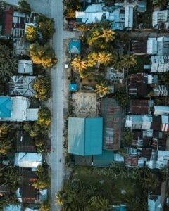 Luchtfoto van een dorp met palmbomen en huizen langs een weg op Siargao.