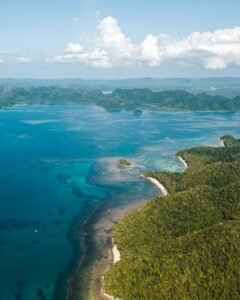 Luchtfoto van turquoise zee, eilandjes en groene kustlijn bij Siargao.