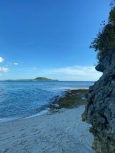 Rustig strand met rotsen en uitzicht op zee bij Siquijor in de Filipijnen