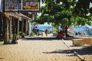 Zandstraat met lokale restaurants en boten op Malapascua in de Filipijnen