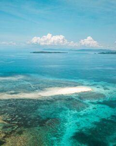 Luchtfoto van een witte zandbank in helder turquoise water bij Siargao.