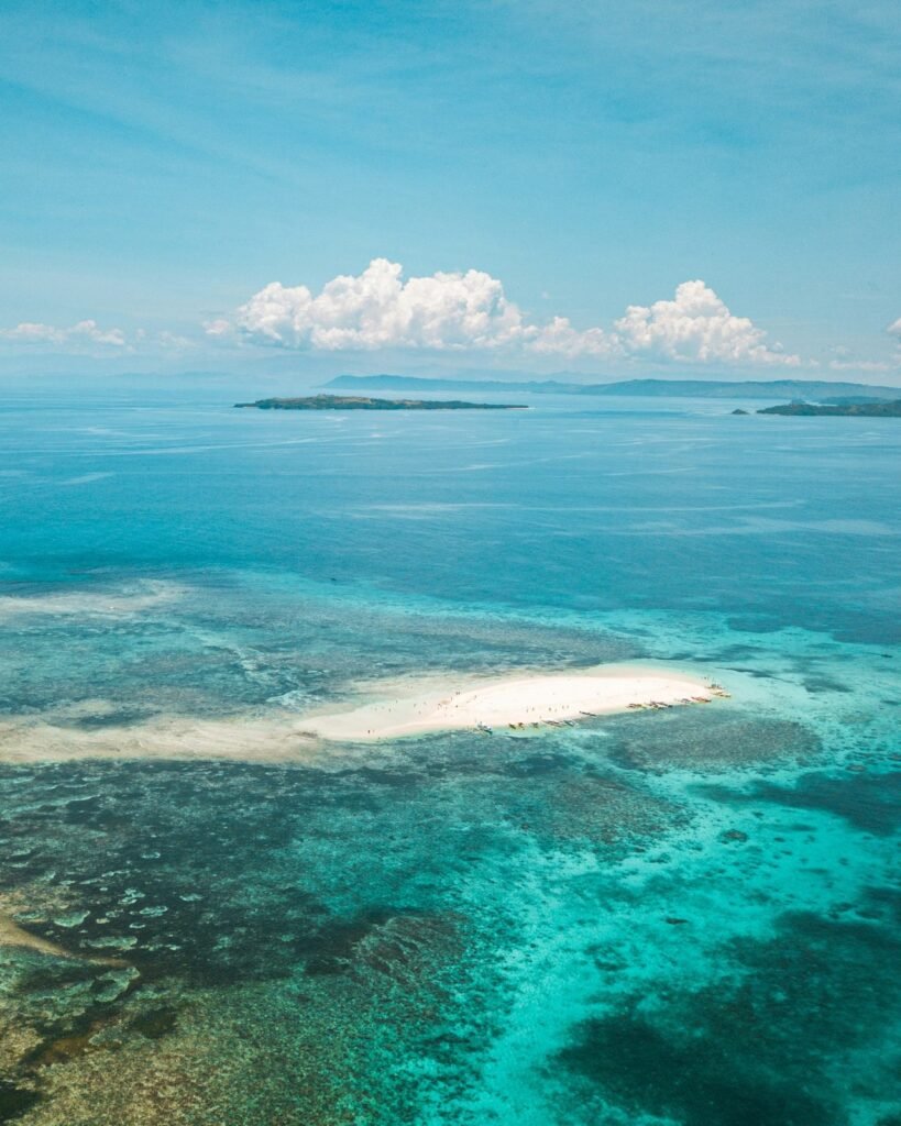 Luchtfoto van een witte zandbank in helder turquoise water bij Siargao.