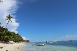 Tropisch strand met helder turquoise water en palmbomen op Camotes Islands in de Visayas in de Filipijnen