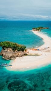 Mensen ontspannen onder palmbomen op het strand van Boracay in de Filipijnen