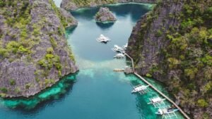Luchtfoto van de kustlijn en kalkstenen bergen van El Nido op Palawan in de Filipijnen