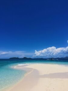 Tropisch strand met turquoise zee in El Nido op Palawan in de Filipijnen